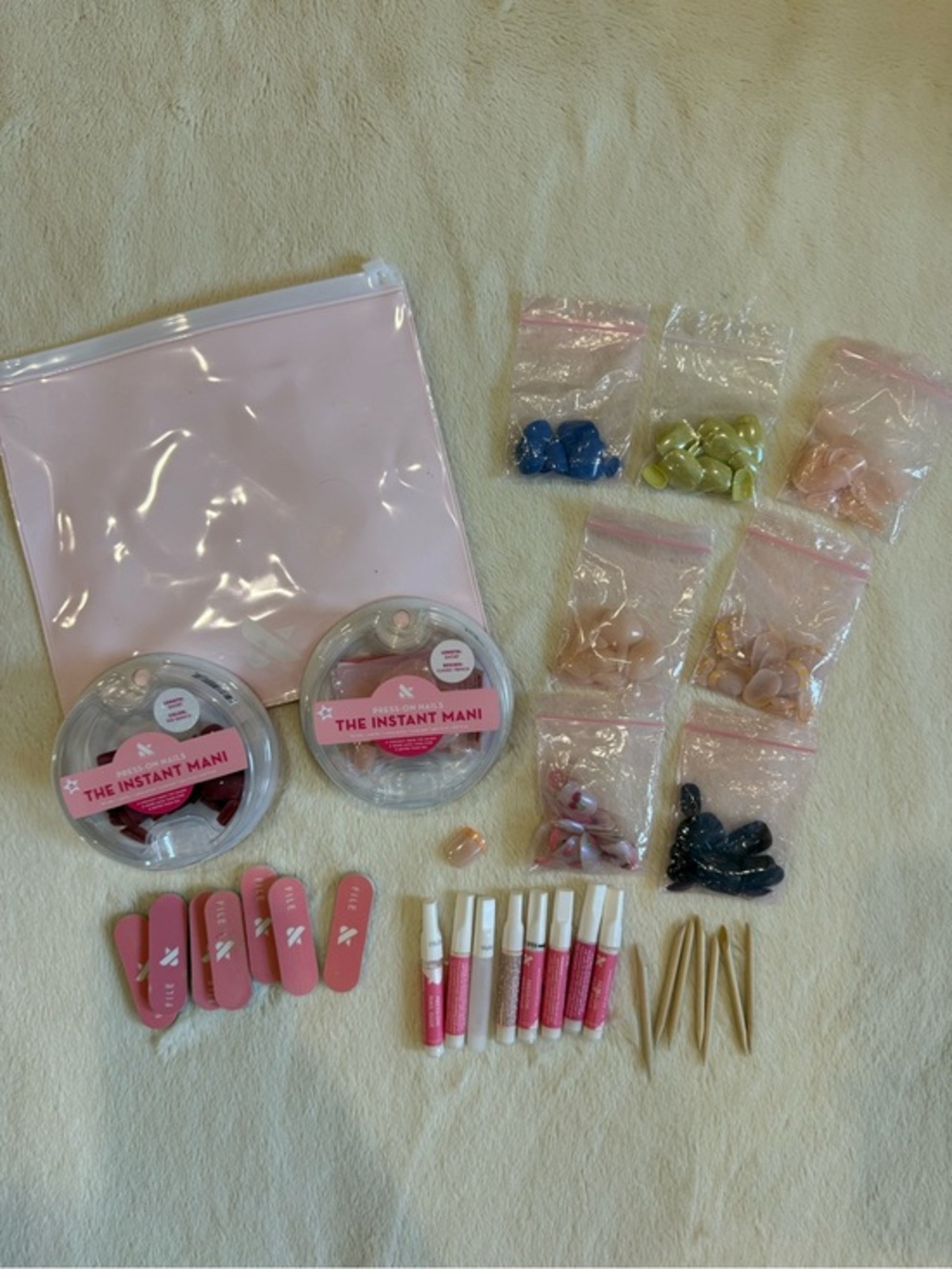 Bundle of Olive and June Pouch and Press On Nails